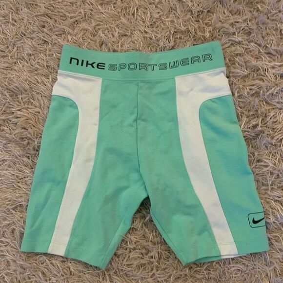Nike sport shorts size small NWT - Picture 1 of 3